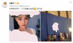 张馨予头顶树叶发美照 把自己涂满马赛克 张馨予头顶树叶发美照 把自己涂满马赛克